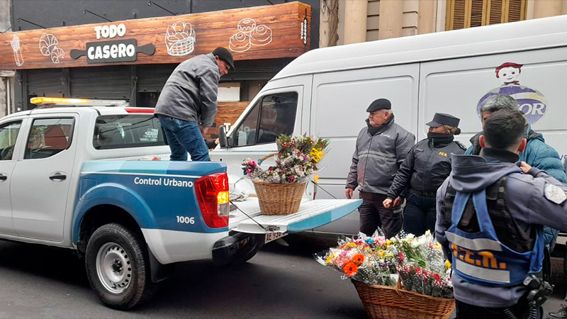 Demolieron locales ilegales y decomisaron ramos a floristas en el centro Demolieron locales ilegales y decomisaron ramos a floristas en el centro