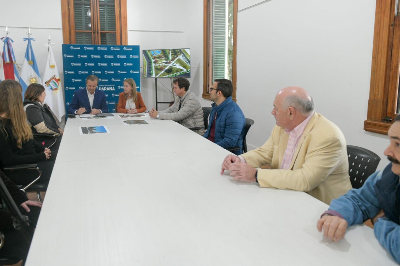 Firmaron el contrato para el inicio de la puesta en valor de la plaza Mujeres Entrerrianas