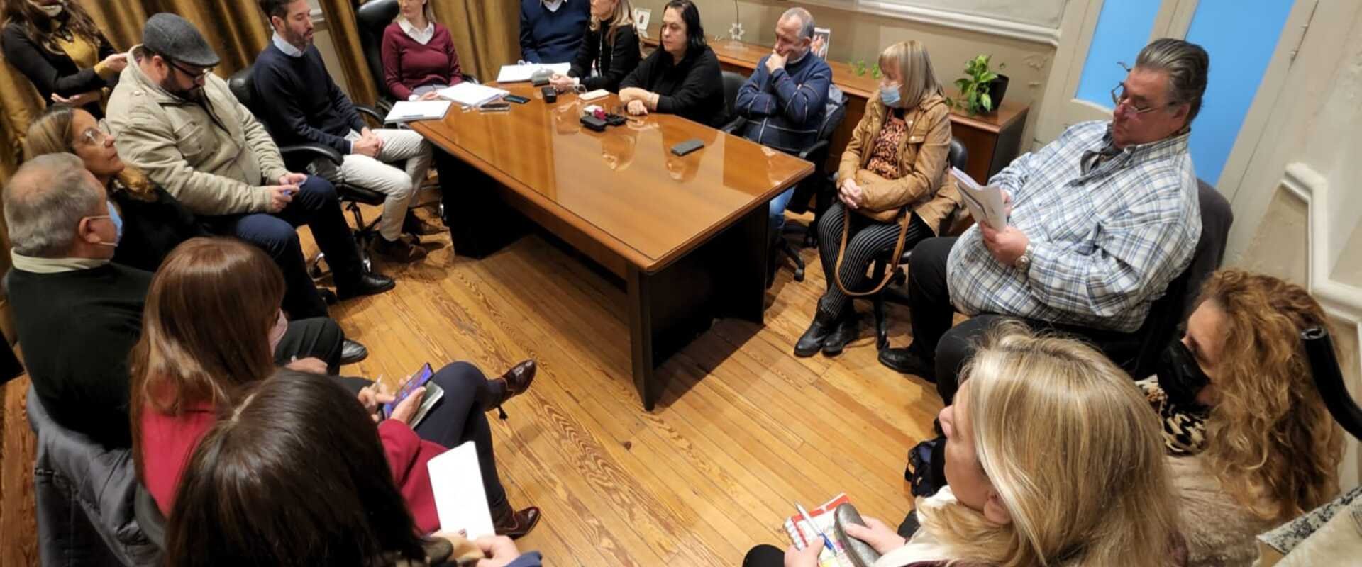 El gobierno y los gremios docentes formalizan un nuevo reglamento de concurso para secundaria y modalidades El gobierno y los gremios docentes formalizan un nuevo reglamento de concurso para secundaria y modalidades