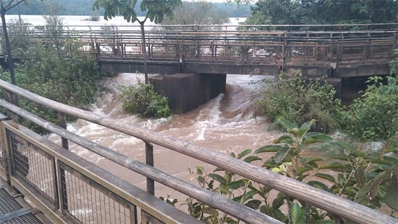 Cerraron el paseo Garganta del Diablo por la crecida del río Iguazú