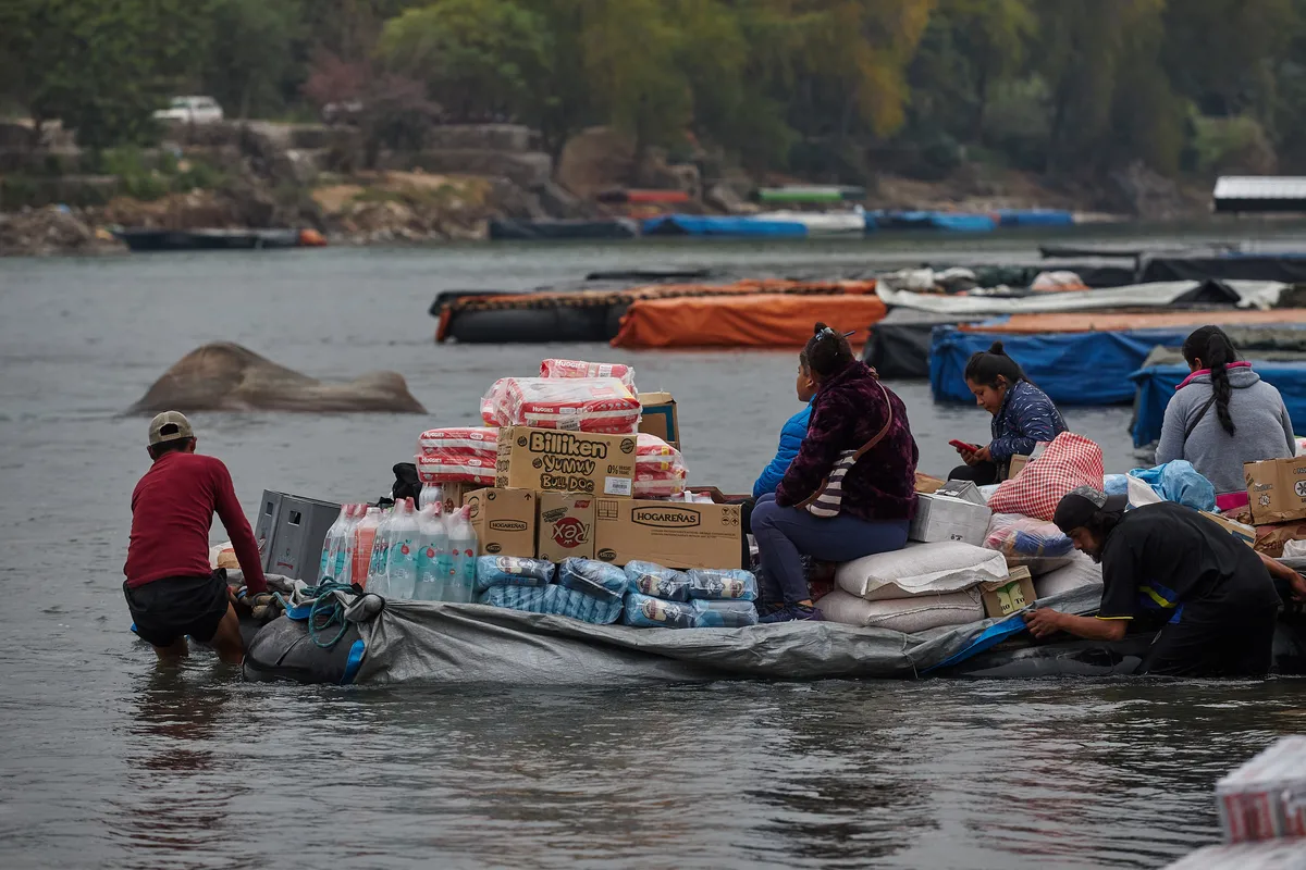 La Argentina, regalada: los bolivianos revolucionan la frontera y arrasan con los productos de almacén La Argentina, regalada: los bolivianos revolucionan la frontera y arrasan con los productos de almacén