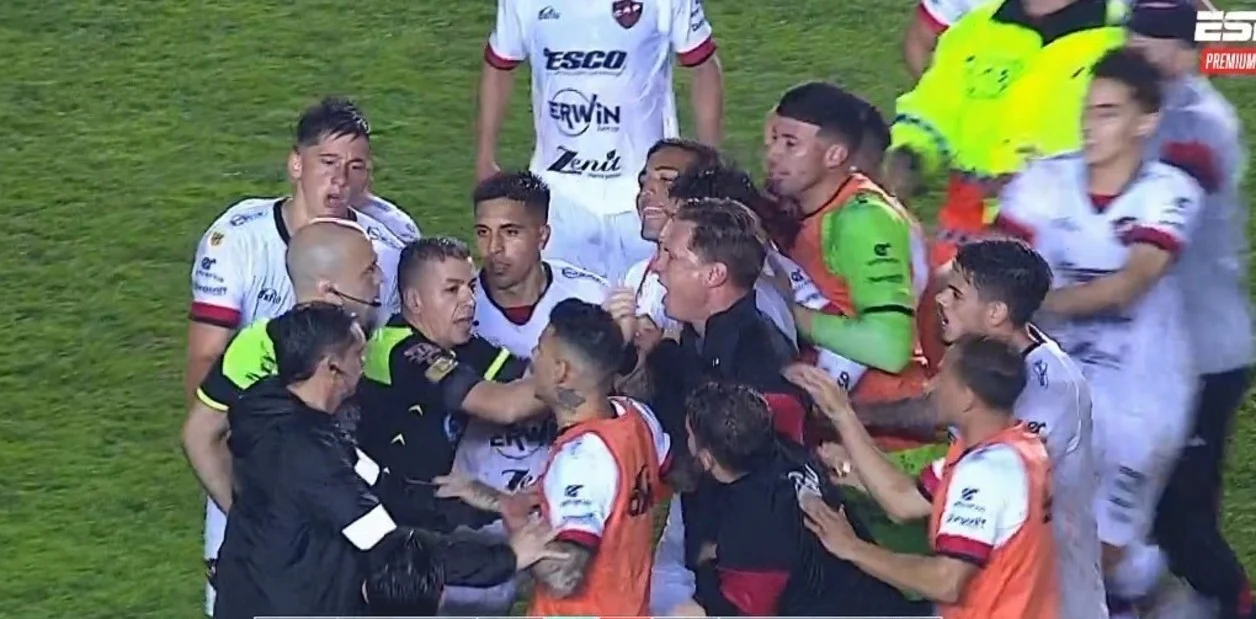 Entre errores del VAR, goles anulados insólitos, el Guapo venció 2-1 a Patronato que estalló en el final Entre errores del VAR, goles anulados insólitos, el Guapo venció 2-1 a Patronato que estalló en el final
