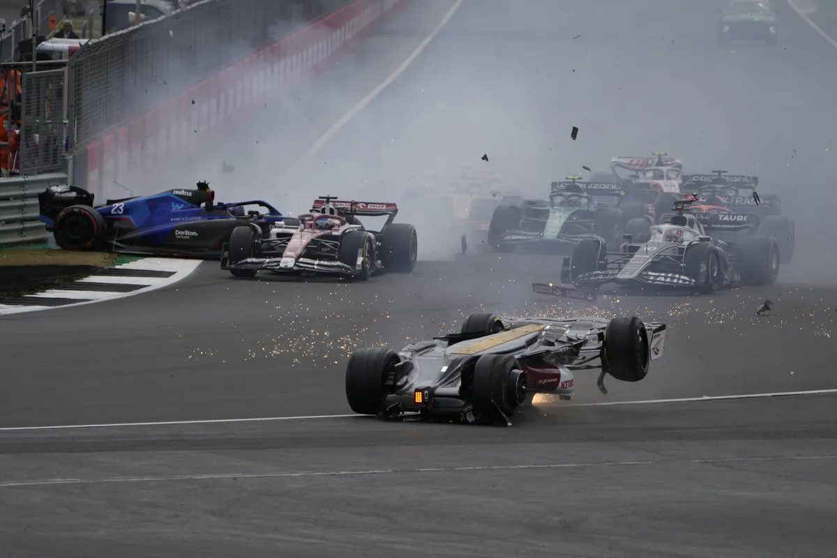 Escalofriante accidente masivo que preocupó a todos por la salud del piloto chino Guanyu Zhou Escalofriante accidente masivo que preocupó a todos por la salud del piloto chino Guanyu Zhou