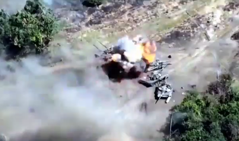El instante en que nueve tanques rusos son destruidos en un solo ataque El instante en que nueve tanques rusos son destruidos en un solo ataque