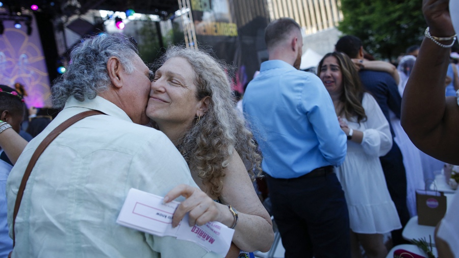 Con parejas de todas las edades la ceremonia conjunta fue celebrada por un imn un rabino y un pastor protestante Foto AFP