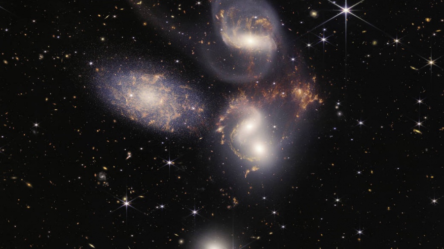 El espeso polvo espacial del Quinteto de Stephan Foto NASA