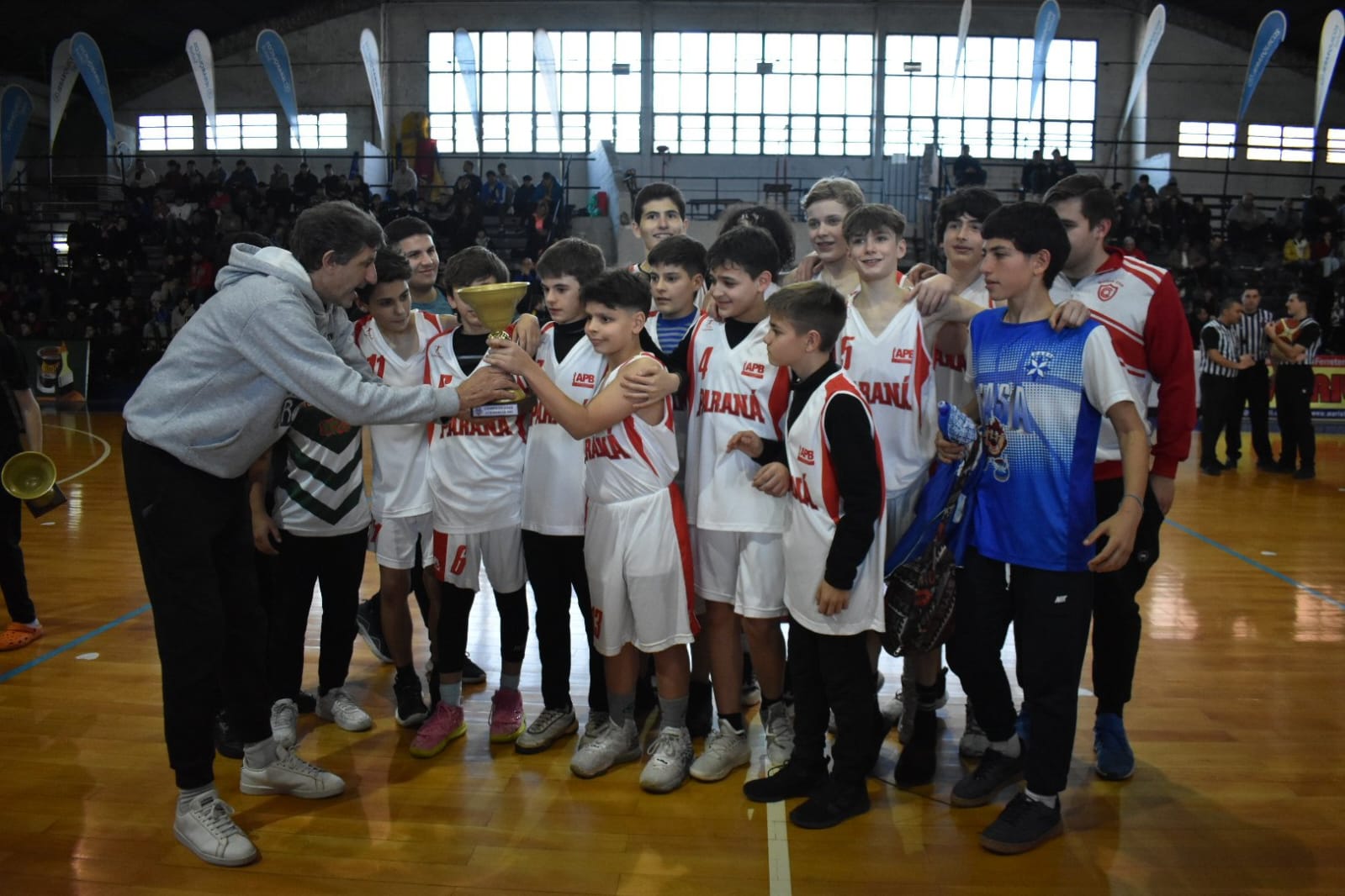 Los U13 campeones y subcampeones en el Basketland