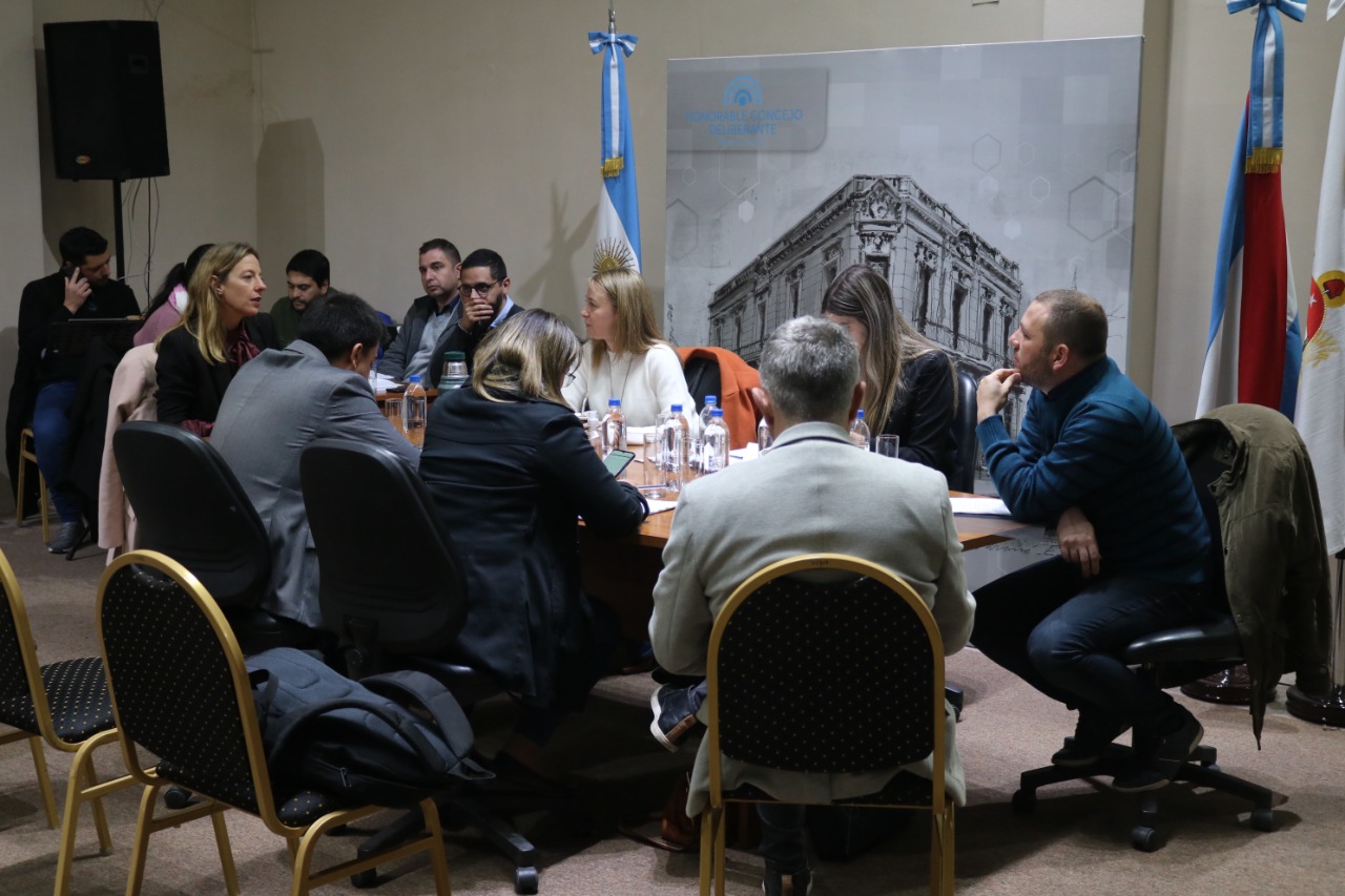 Funcionaria del Ejecutivo expuso ante concejales detalles del programa «Marca Paraná» Funcionaria del Ejecutivo expuso ante concejales detalles del programa «Marca Paraná»
