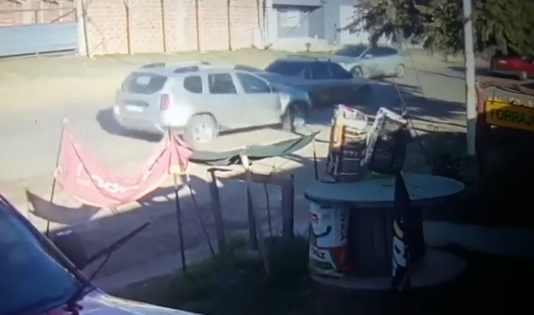 Se entregó en Fiscalia el conductor de la Duster acompañado por su abogado defensor Se entregó en Fiscalia el conductor de la Duster acompañado por su abogado defensor