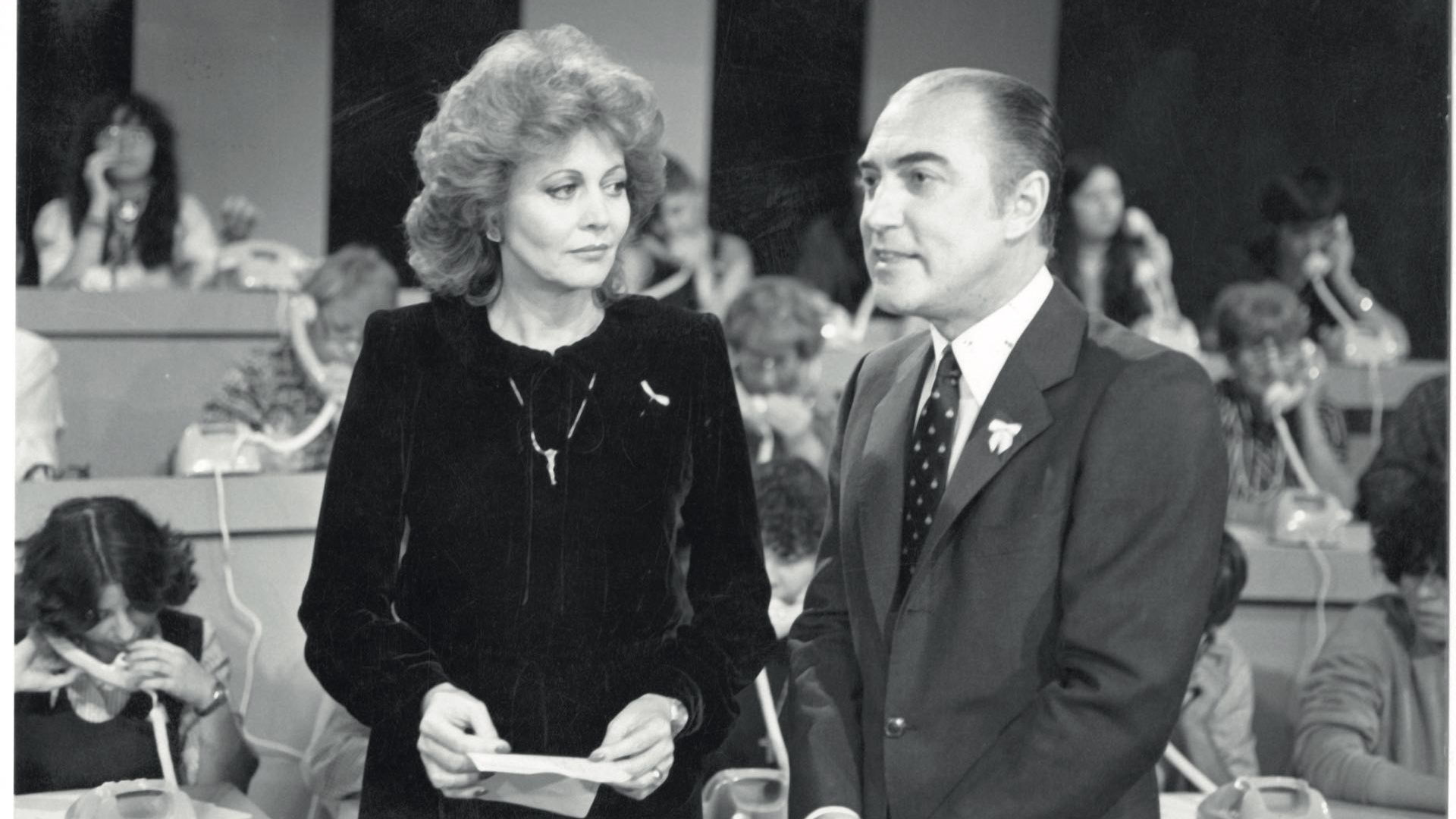 El 8 de mayo de 1982, Satragno y Fontana realizaron 24 horas por Malvinas, un
programa que buscaba juntar fondos para ayudar a los combatientes. “Fue idea
mía, no del gobierno”, dice él a viva voz. Y ella agrega: “El día que varios ex
soldados me mostraron los comprobantes de que habían recibido nuestra ayuda,
mi corazón volvió a latir”. (Foto Archivo GENTE)