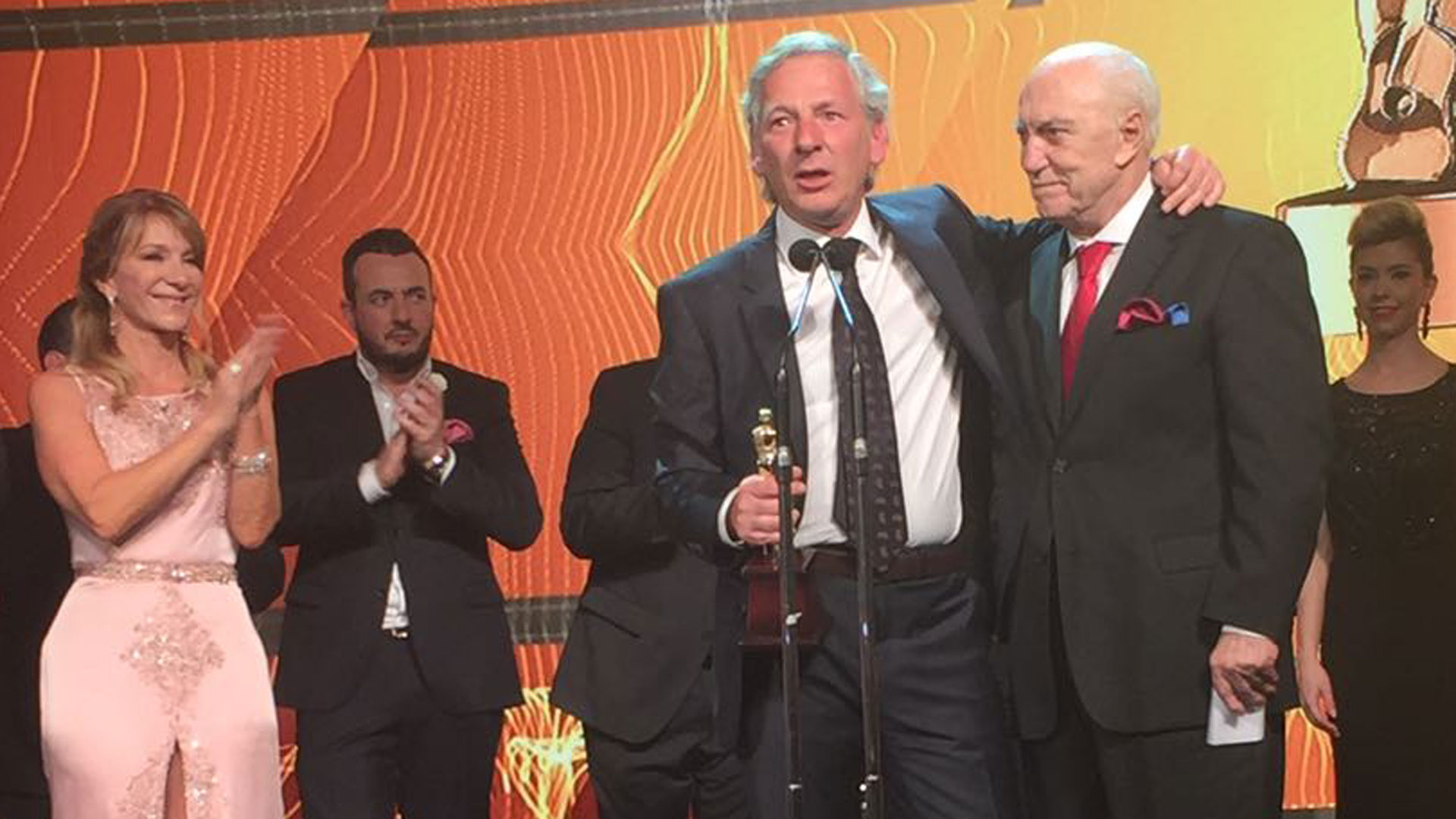 Un emocionadísimo Longobardi, con el tan anhelado Oro, junto a Cacho Fontana