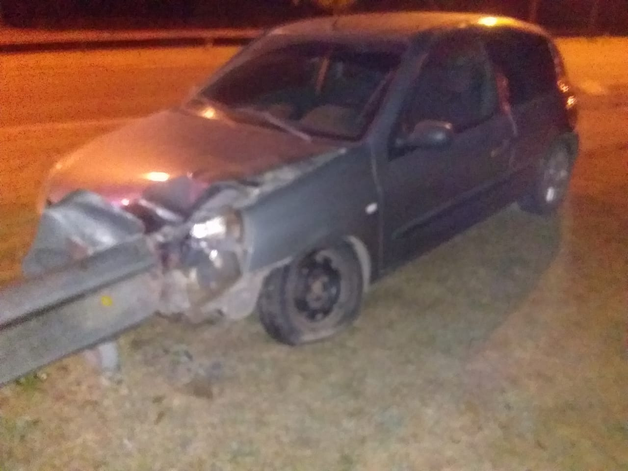 Perdió el control, se cruzó de carril y colisionó con el guarda ray