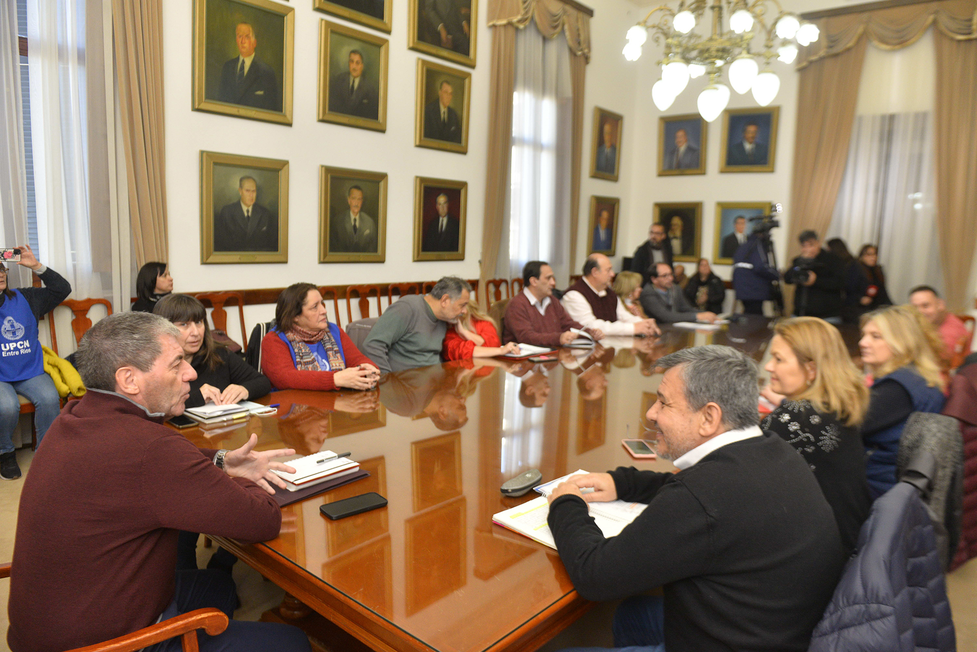 La provincia adelantará un 10% con los salarios de julio y se reabrirán paritarias