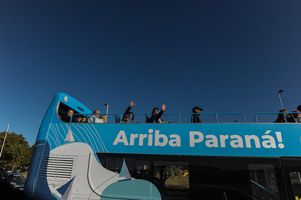 El Paraná Bus Turístico recorre la ciudad con fines solidarios
