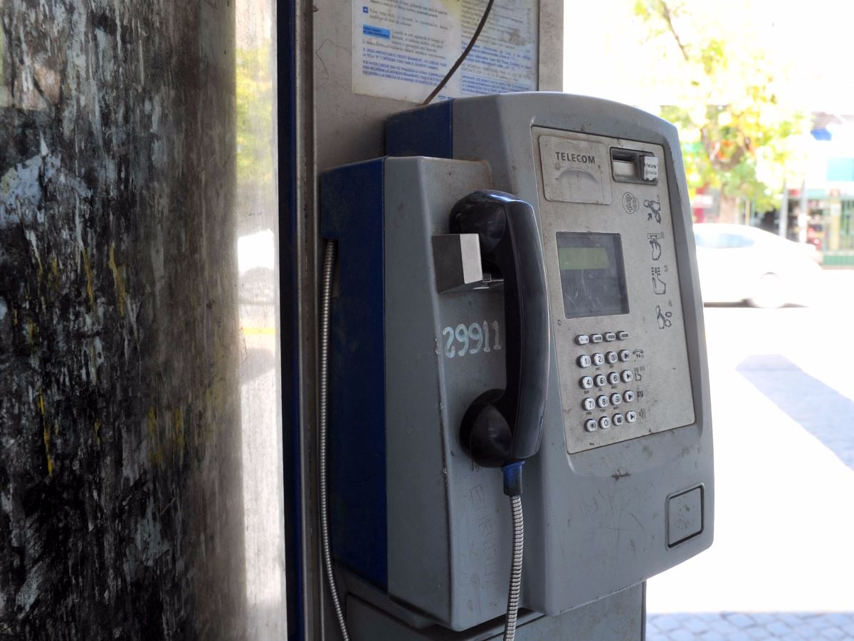 Retiran todas la cabinas telefónicas de los espacios públicos de Paraná Retiran todas la cabinas telefónicas de los espacios públicos de Paraná