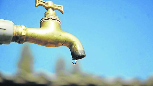 Reparan una cañería de agua potable en calle Monte Caseros y 25 de Mayo