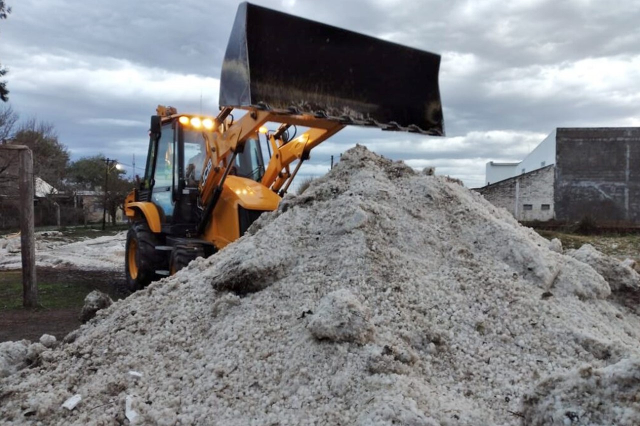 El gobierno entrerriano asiste a la localidad de Viale tras la abundante caída de granizo El gobierno entrerriano asiste a la localidad de Viale tras la abundante caída de granizo
