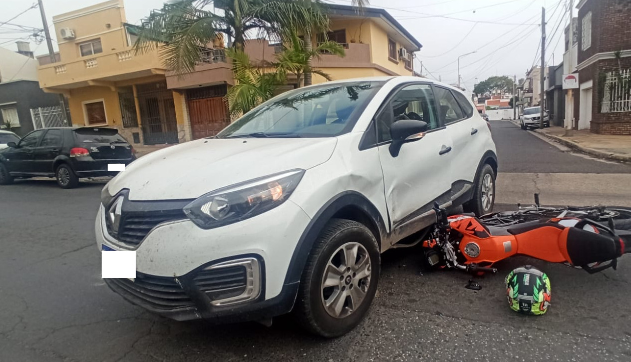 Choque en calles Escalada y Cura Álvarez entre un auto y un moto vehículo Choque en calles Escalada y Cura Álvarez entre un auto y un moto vehículo