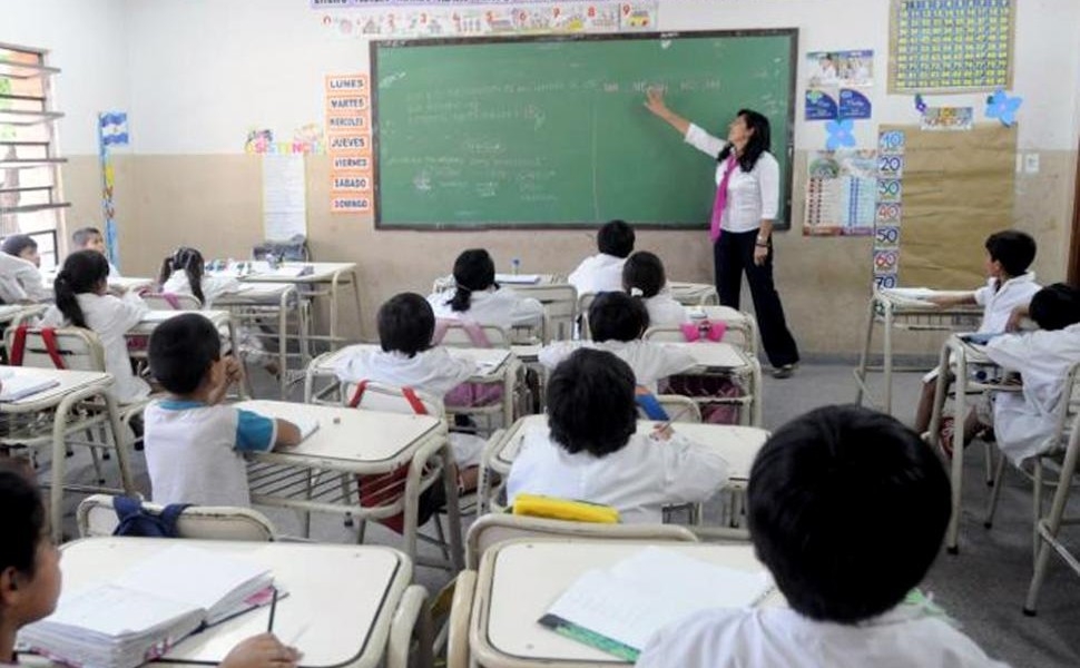 Tras el receso de invierno, varios distritos sumarán una hora de clases más por día