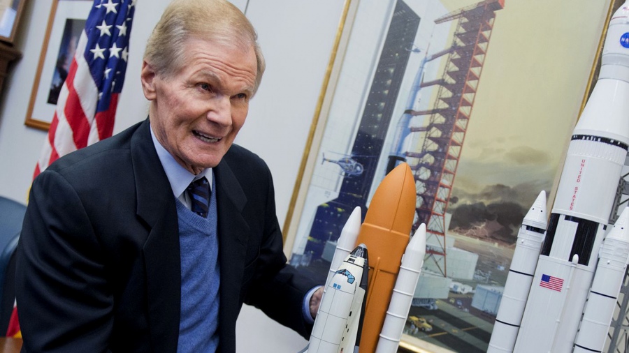 El director de la NASA advirtió que China pretendería “apoderarse” de la Luna