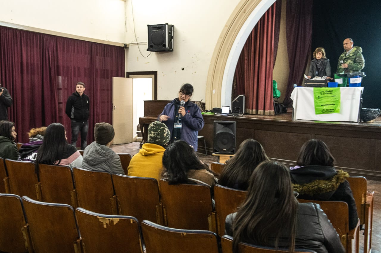 Brindaron un taller de compostaje y separación de residuos a alumnos de la escuela Enrique Berduc