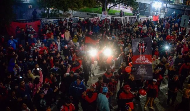Los hinchas de Patronato brindaron su apoyo a los jugadores