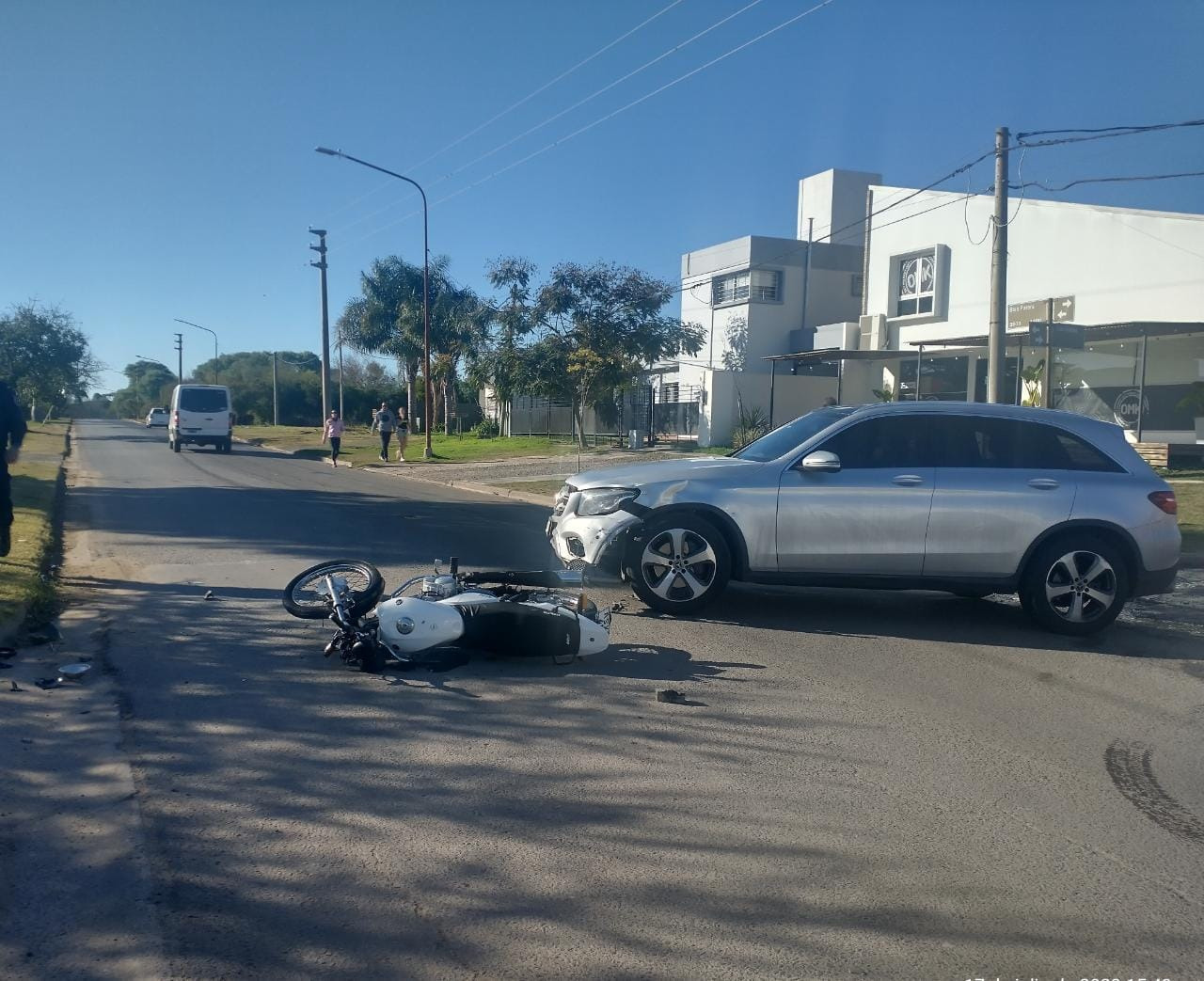 Choque entre Camioneta y un motovehículo en calles Los Robles y Blas Parera Choque entre Camioneta y un motovehículo en calles Los Robles y Blas Parera