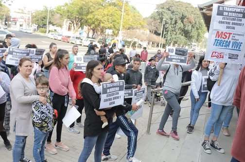 La suba del boleto pasó a comisión mientras vecinos protestaban afuera La suba del boleto pasó a comisión mientras vecinos protestaban afuera