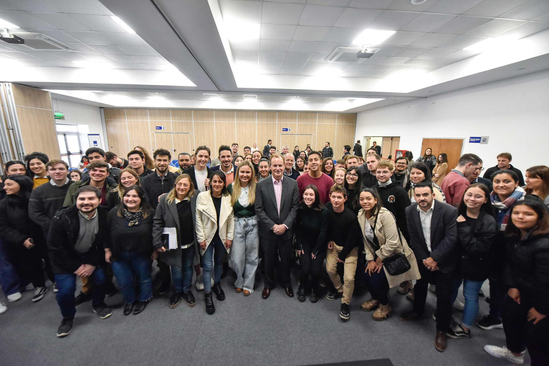 Bordet llamó a los jóvenes a participar del programa “gestión para el desarrollo”