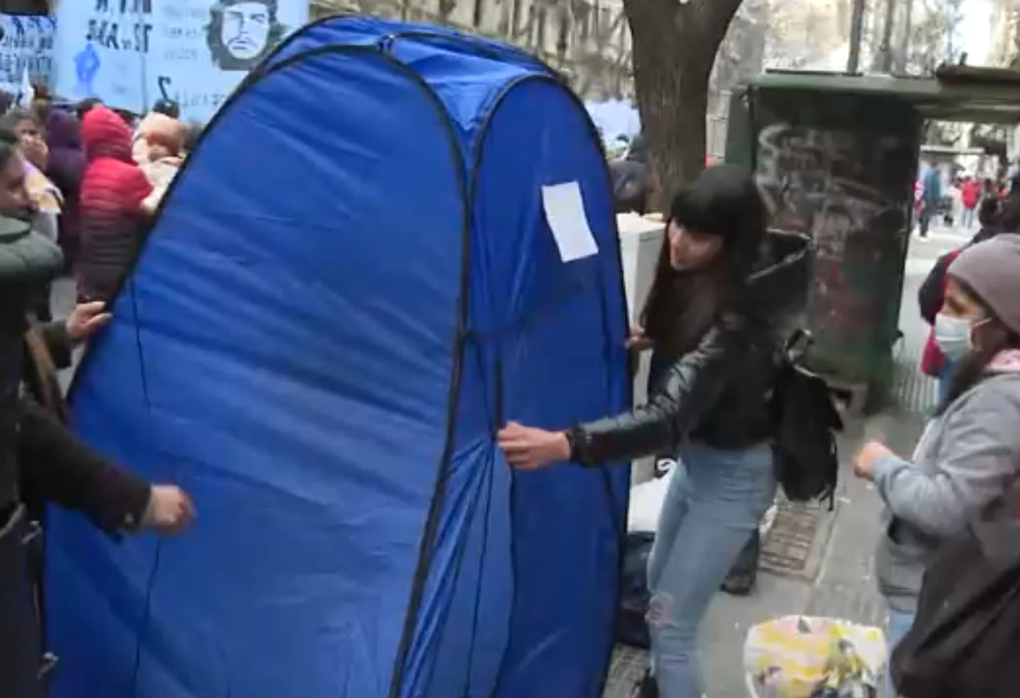Carpas con baldes como “baños” en la marcha piquetera y cobran 0 Carpas con baldes como “baños” en la marcha piquetera y cobran 0