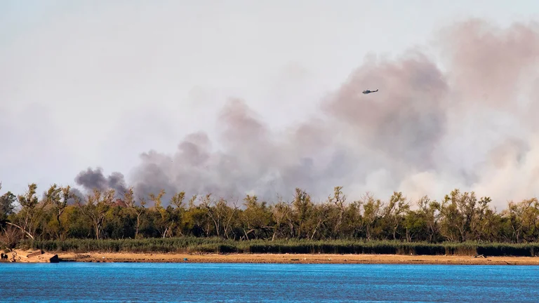 Gendarmería Nacional tuvo que cortar el tránsito de un puente de Rosario por el humo de múltiples incendios