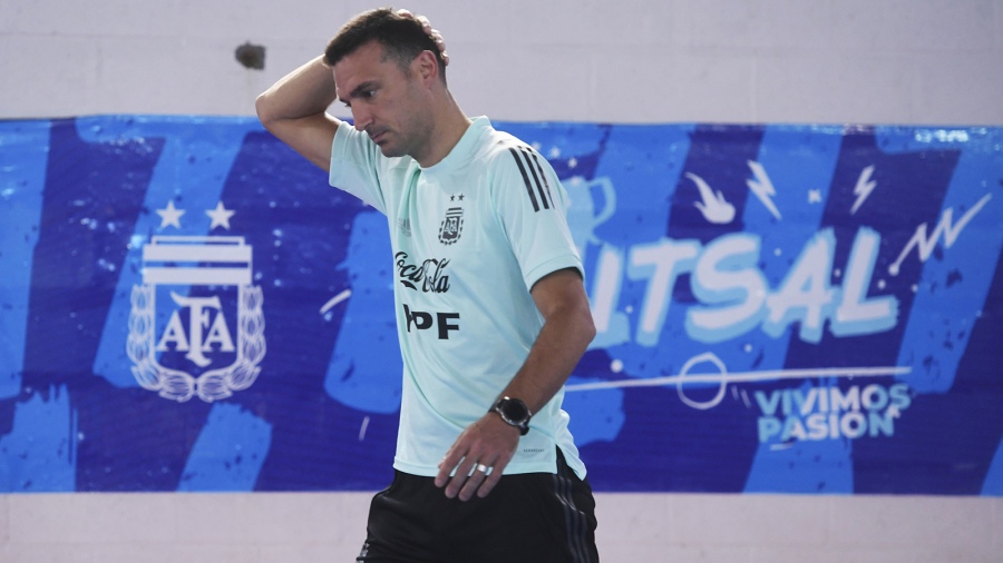 Scaloni viajó a Europa y sufre por el partido ante Brasil: “Me parece insólito”