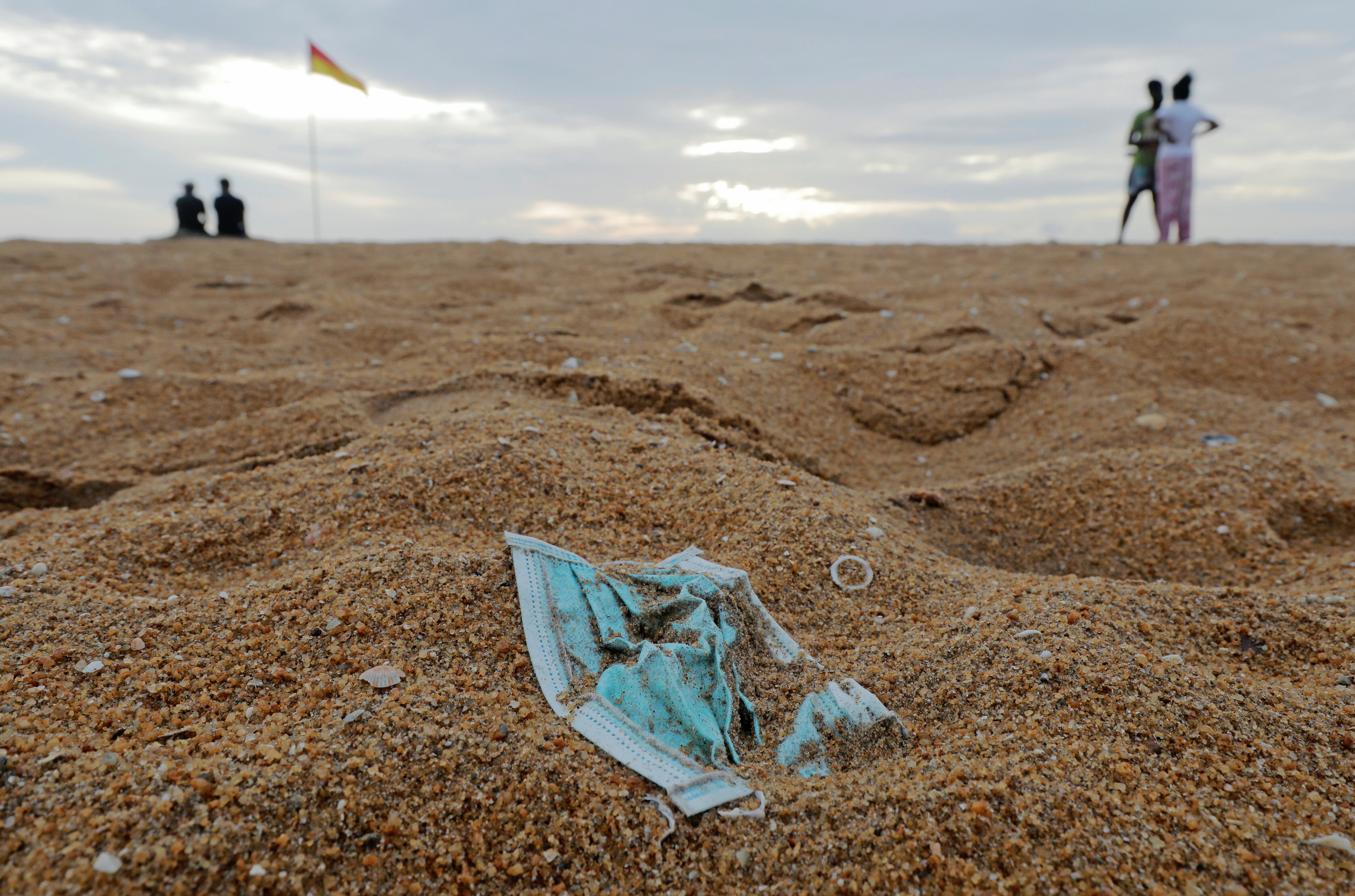 De marzo a octubre de 2020, la cantidad de mascarillas abandonadas aumentó más de 80 veces / REUTERS/Dinuka Liyanawatte
