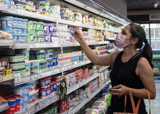 Los alimentos frescos lideran el alza de precios de agosto y el Gobierno se reunirá con empresas de consumo