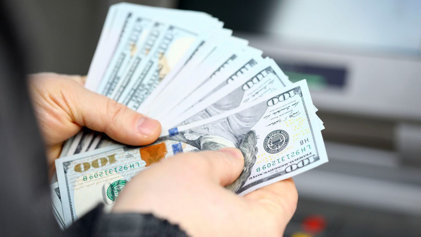 El Gobierno analiza restringir la compra de dólar ahorro a quienes pidieron subsidios a las tarifas El Gobierno analiza restringir la compra de dólar ahorro a quienes pidieron subsidios a las tarifas