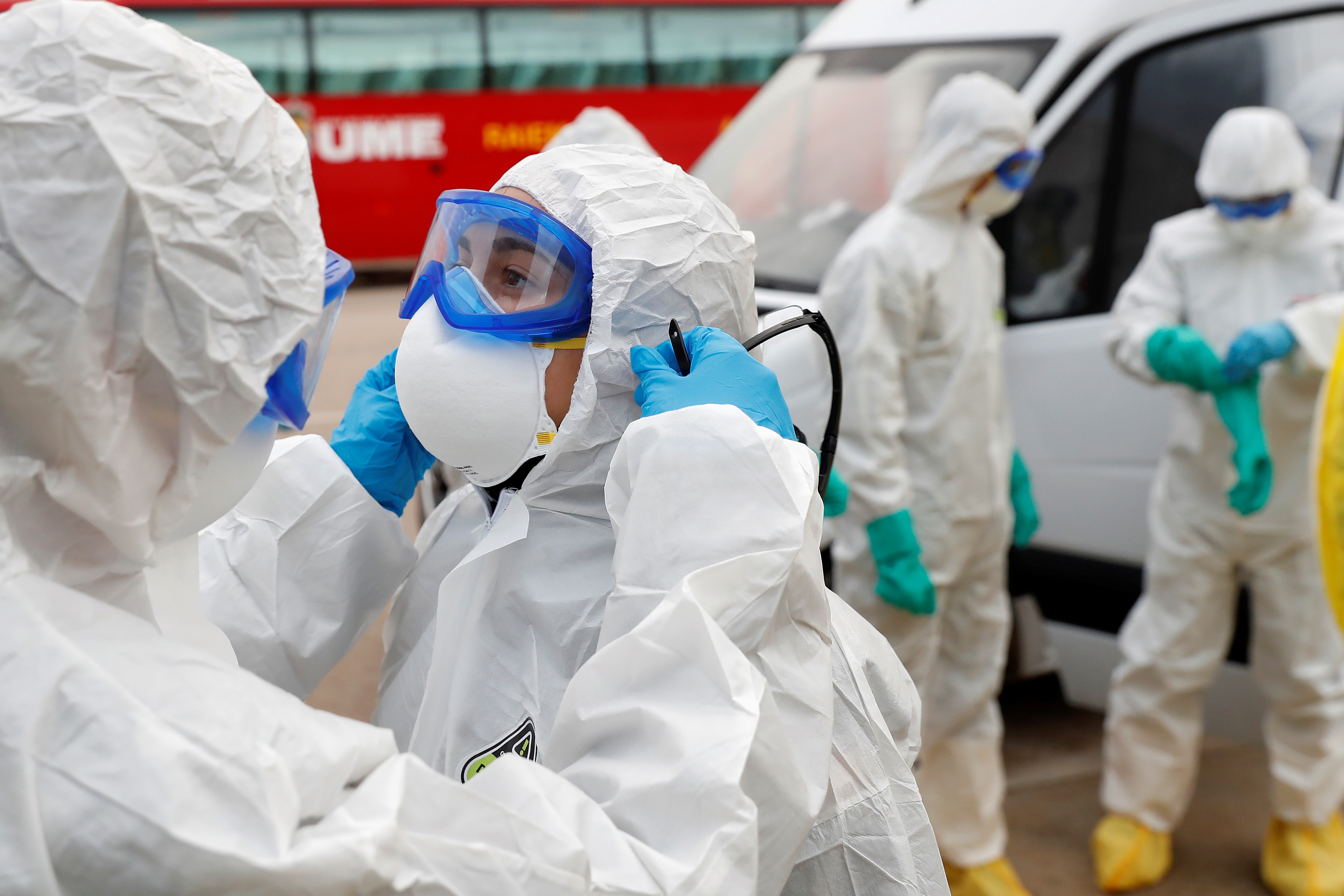 Los expertos señalaron que “cuando el Equipo de Protección Personal (EPP) inundó nuestros sistemas de gestión de residuos en los primeros días de la pandemia, fue mucho más obvio porque era nuevo" (EFE/Chema Moya/Archivo)
