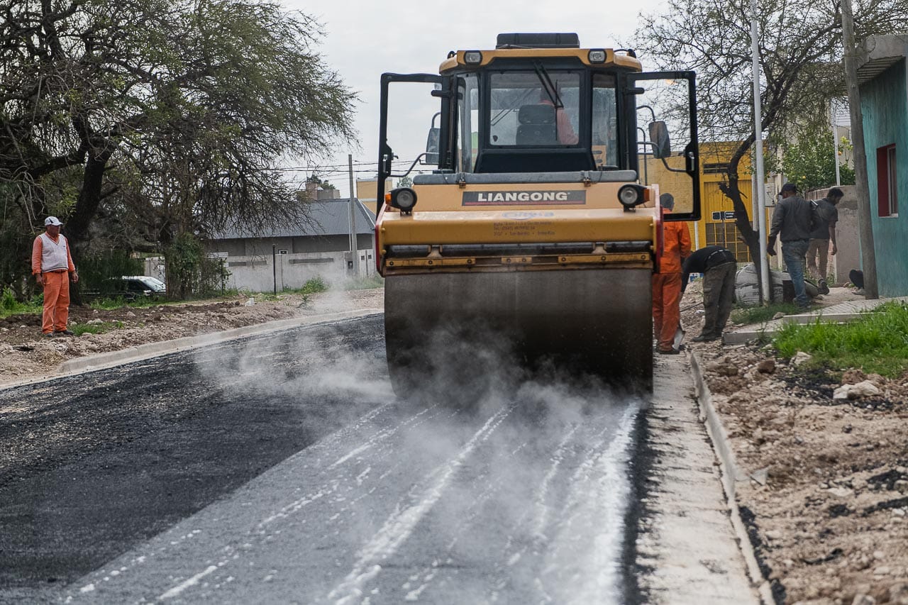 Finalizan la pavimentación de calle Dante Quinterno en barrio Caloi Finalizan la pavimentación de calle Dante Quinterno en barrio Caloi