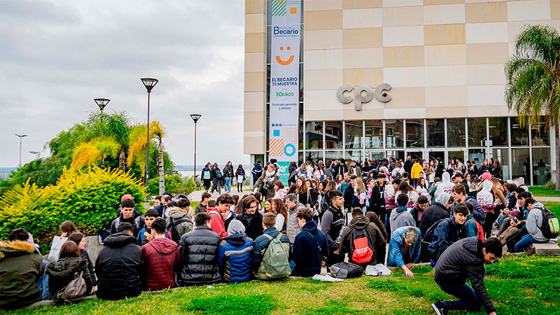 Más de 5.000 jóvenes visitaron la feria de carreras del Instituto Becario Más de 5.000 jóvenes visitaron la feria de carreras del Instituto Becario
