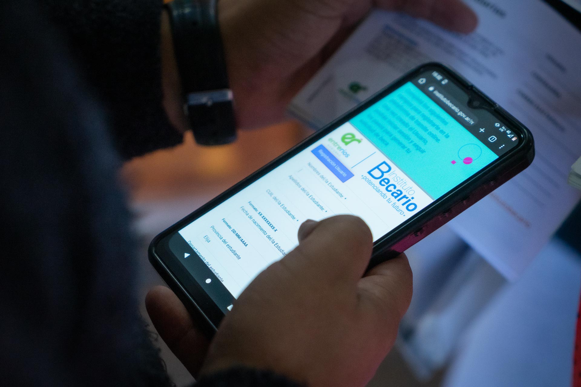 Comenzó el pago de becas secundarias y universitarias del Instituto Becario