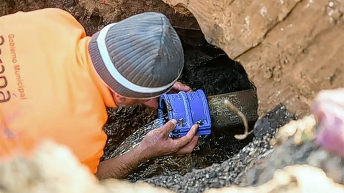 Reparan una cañería de agua en 3 de Febrero y Ambrosetti