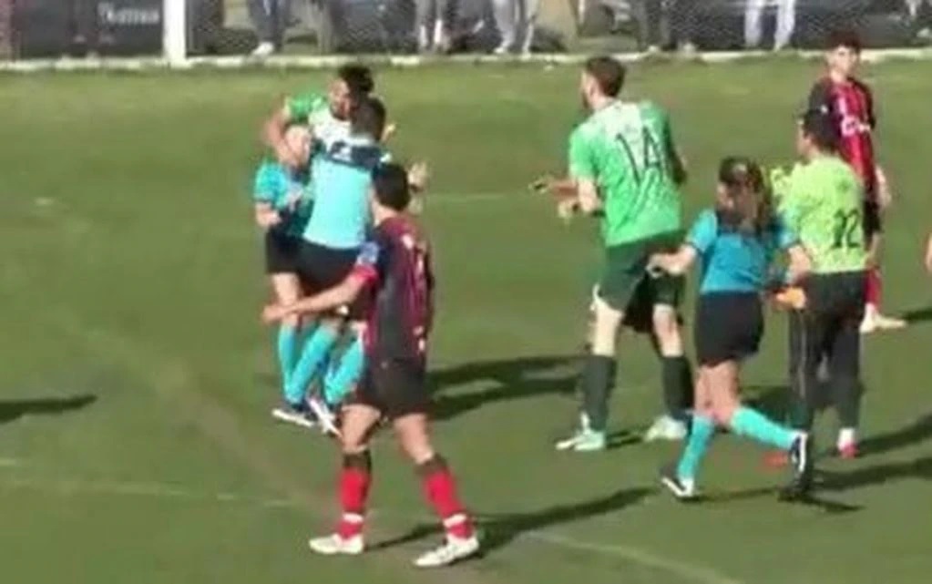 El club de Tres Arroyos suspendió de por vida al jugador que agredió a la árbitra El club de Tres Arroyos suspendió de por vida al jugador que agredió a la árbitra