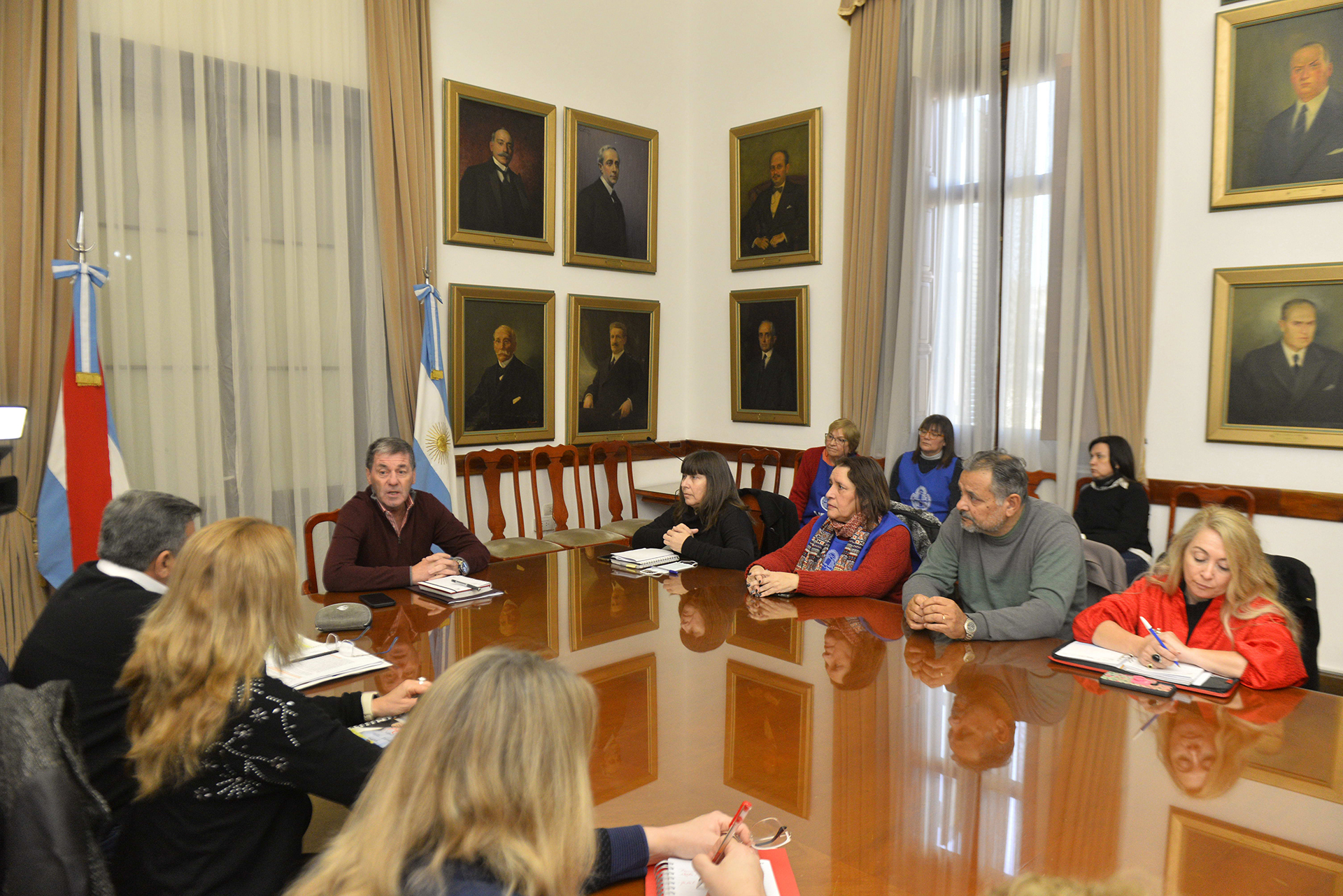 La provincia adelantará otro 10 por ciento de aumento a estatales y docentes La provincia adelantará otro 10 por ciento de aumento a estatales y docentes