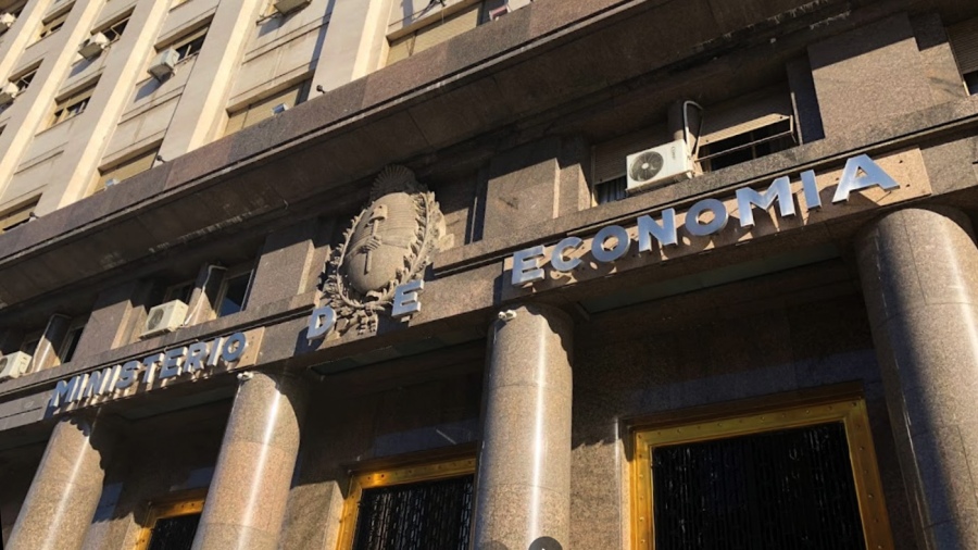 Economía realizará el martes un canje de deuda y ofrece títulos atados a la inflación o el dólar