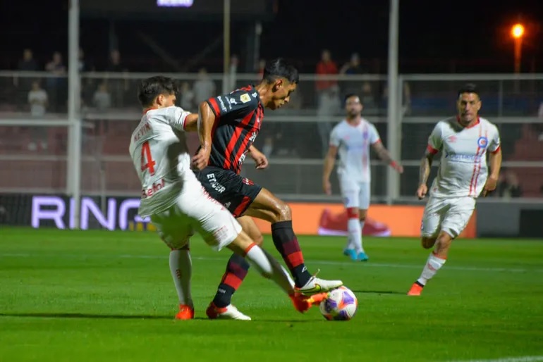 Patronato y Argentinos Juniors, con empate y polémica