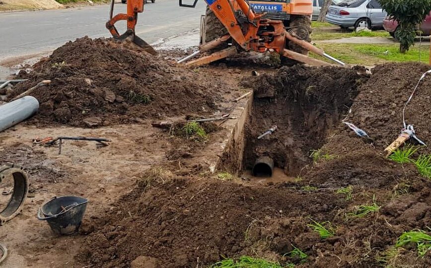Reparan una cañería de agua en Mantegazza y Ambrosetti