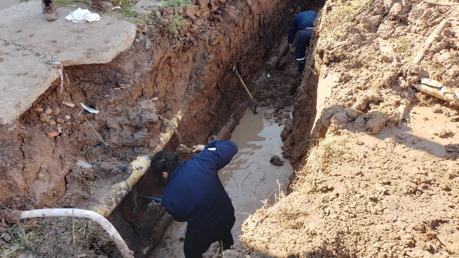 Reparan una cañería de agua potable en calles Churruarín y Rondeau