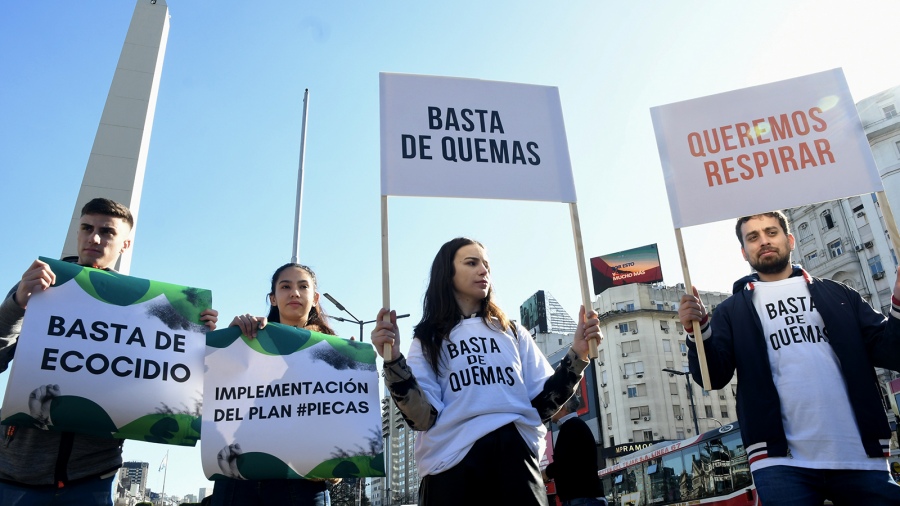 Intendentes santafesinos reclamaron en el Obelisco el cese de las quemas en el Delta Foto Victoria Egurza