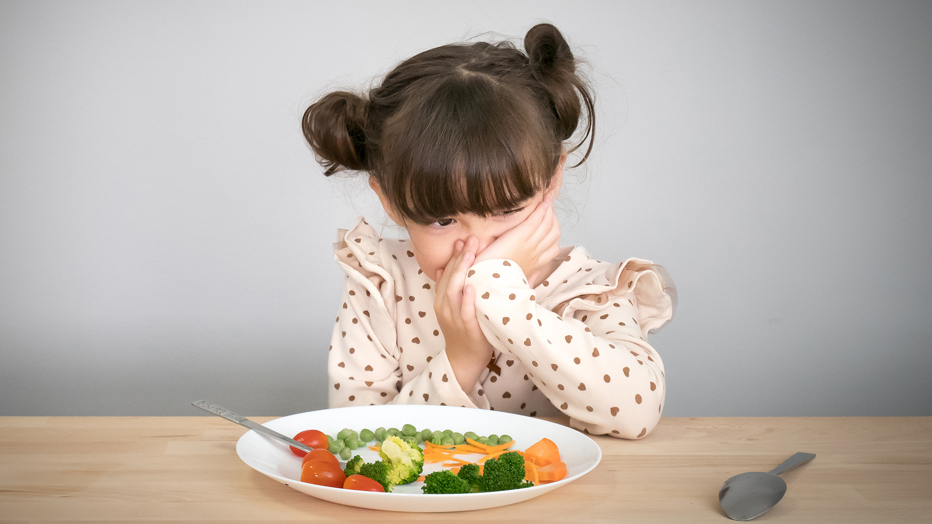 Cuando verduras, frutas, legumbres, cereales integrales, lácteos, carnes- registran bajas frecuencias de consumo, la alimentación pierde calidad, variedad o ambas cosas a la vez (Getty)