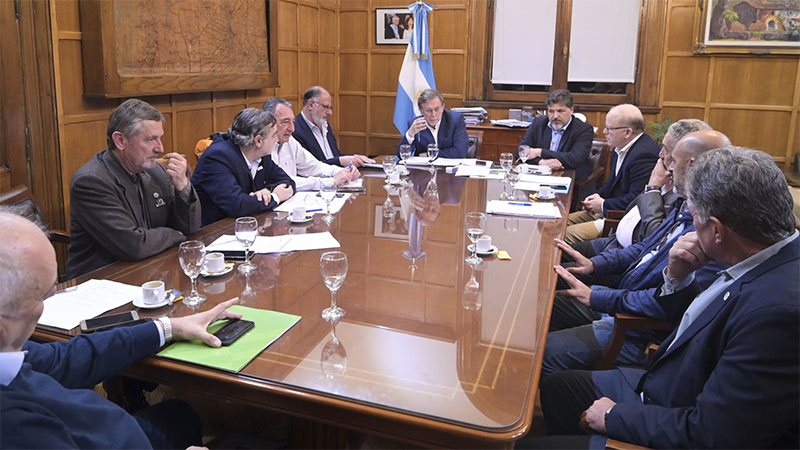 Bahillo mantuvo una nueva reunión con integrantes de la Mesa de Enlace Bahillo mantuvo una nueva reunión con integrantes de la Mesa de Enlace