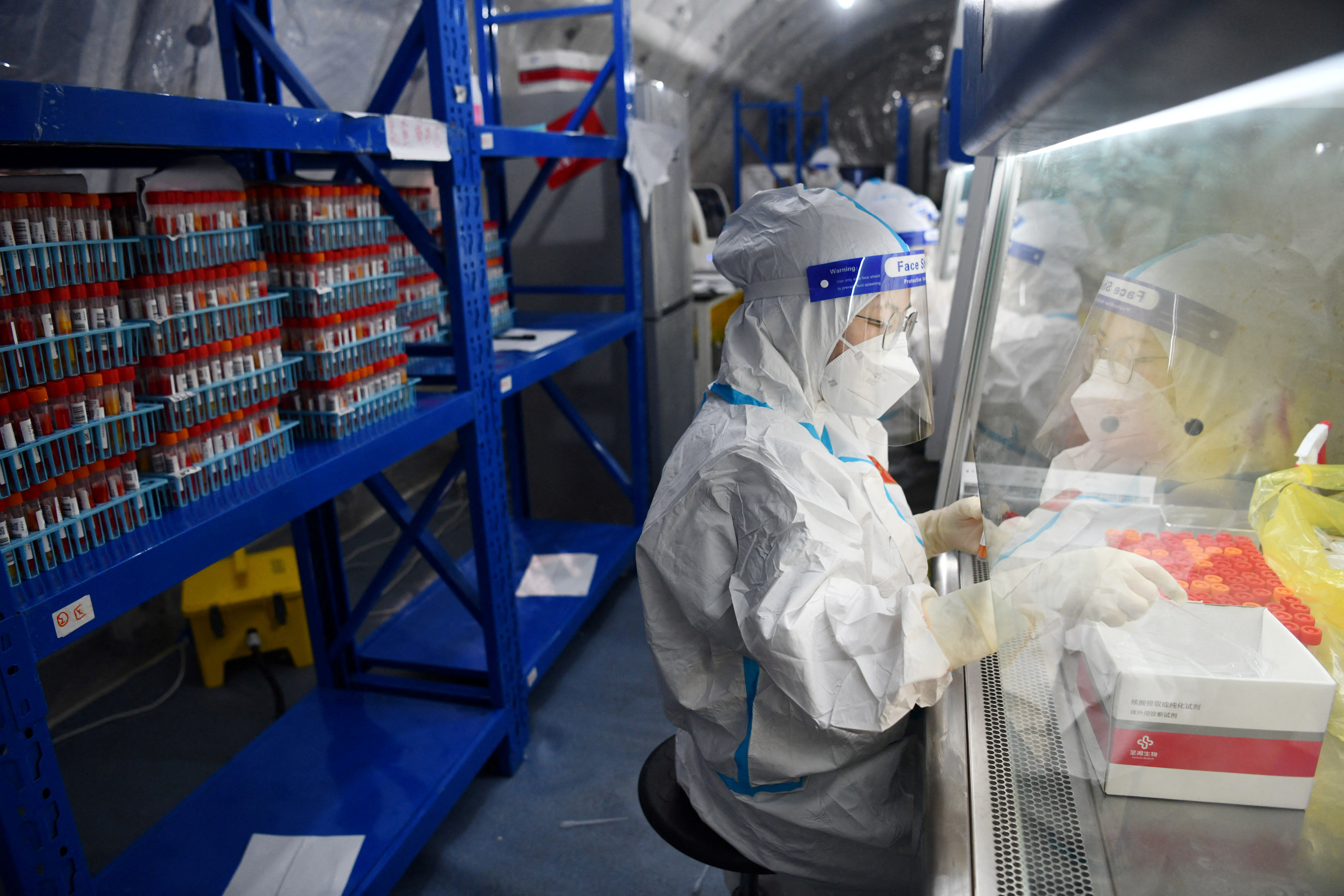 Desde 2020, China ha aprobado ocho vacunas contra el COVID-19 desarrolladas localmente pero aún no ha permitido que se utilicen vacunas extranjeras en su territorio (REUTERS)